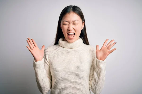 Ung Vacker Asiatisk Kvinna Bär Casual Tröja Stående Över Isolerad — Stockfoto