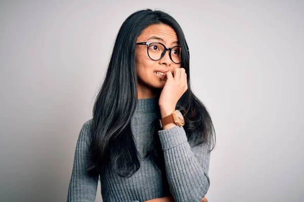 Joven Hermosa Mujer China Con Gafas Suéter Sobre Fondo Blanco — Foto de Stock