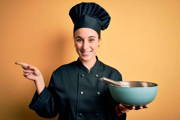 Giovane Bella Donna Chef Indossa Uniforme Fornello Cappello Tenendo Ciotola — Foto Stock