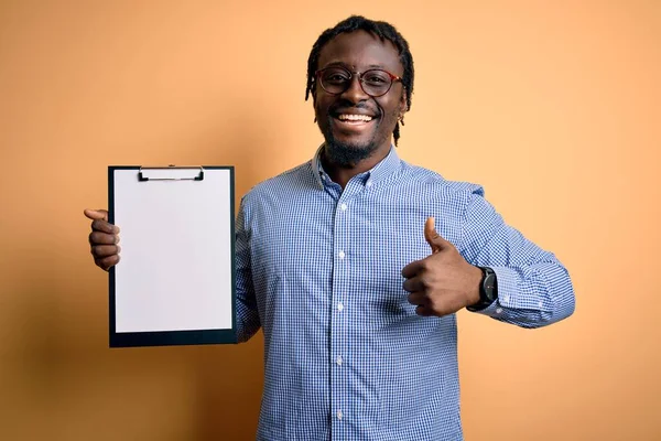 Ung Afrikansk Amerikansk Inspektör Man Bär Glasögon Håller Urklipp Checklista — Stockfoto