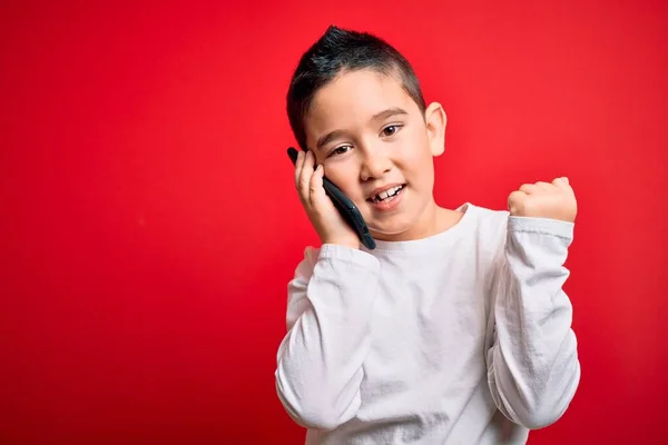 Niño Pequeño Hablando Teléfono Inteligente Móvil Sobre Fondo Rojo Aislado — Foto de Stock