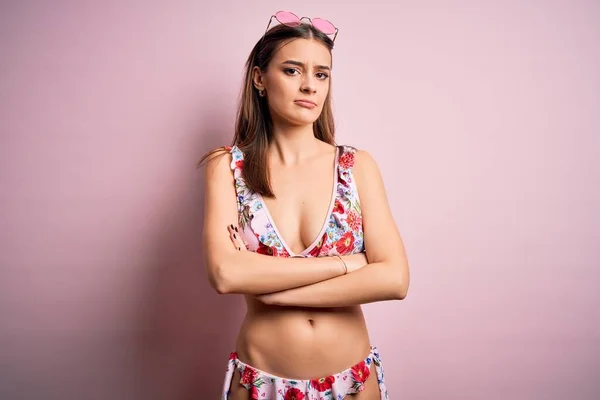Genç Güzel Bir Kadın Pembe Arka Plan Üzerinde Bikini Güneş — Stok fotoğraf