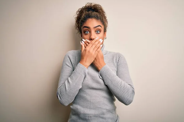 Menina Americana Africana Bonita Vestindo Camisola Gola Alta Sobre Fundo — Fotografia de Stock