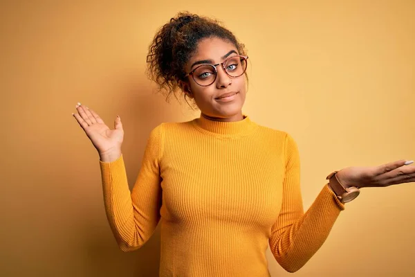 Fiatal Gyönyörű Afro Amerikai Lány Visel Pulóver Szemüveg Felett Sárga — Stock Fotó