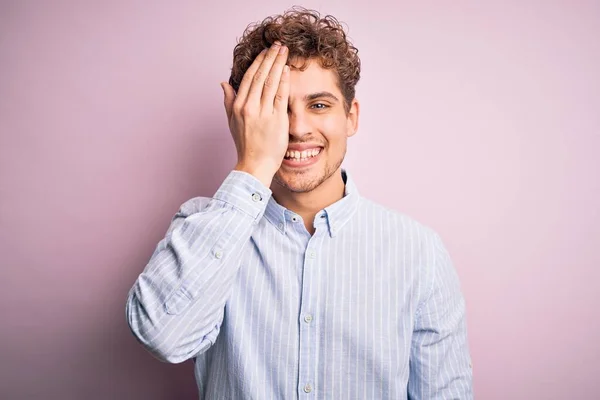 Joven Hombre Guapo Rubio Con Pelo Rizado Con Camisa Rayas — Foto de Stock