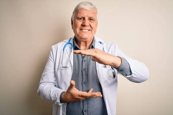 Starszy Przystojny Hoary Lekarz Noszący Płaszcz Stetoskop Białym Tle Gestykulując — Zdjęcie stockowe