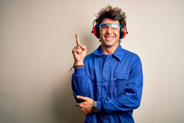 Joven Constructor Con Uniforme Orejeras Sobre Fondo Blanco Aislado Con — Foto de Stock