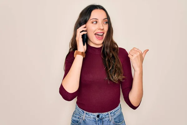 Ung Vacker Kvinna Har Samtal Talar Smartphone Över Vit Bakgrund — Stockfoto