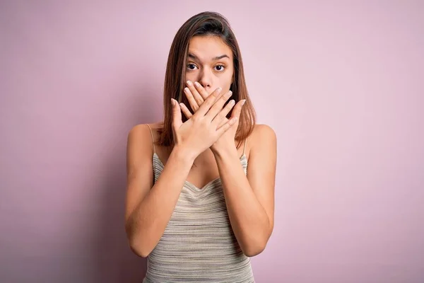 Jong Mooi Brunette Meisje Dragen Casual Gestreept Shirt Geïsoleerde Roze — Stockfoto