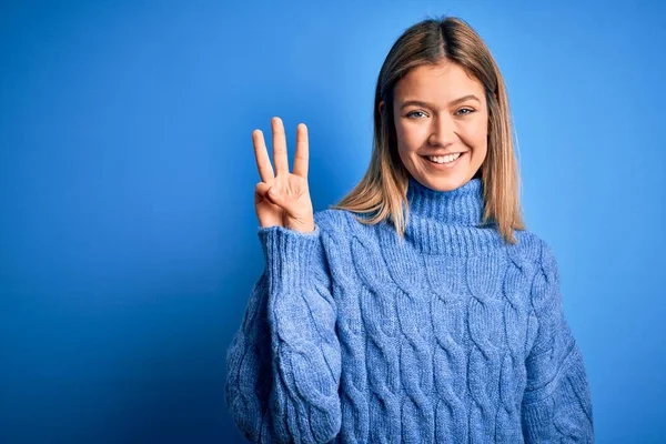 Mladá Krásná Blondýna Žena Sobě Zimní Vlna Svetr Přes Modré — Stock fotografie