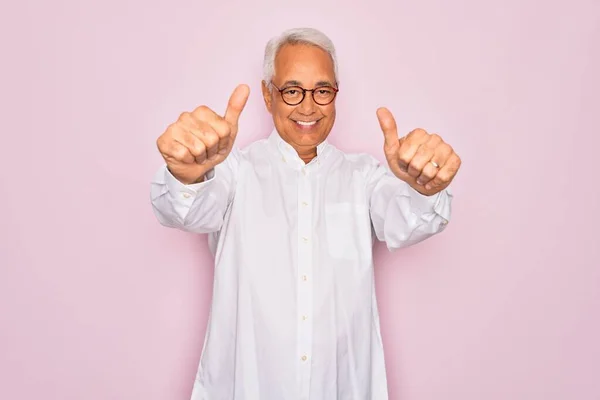 Starszy Siwowłosy Mężczyzna Średnim Wieku Noszący Okulary Biznesową Koszulę Różowym — Zdjęcie stockowe