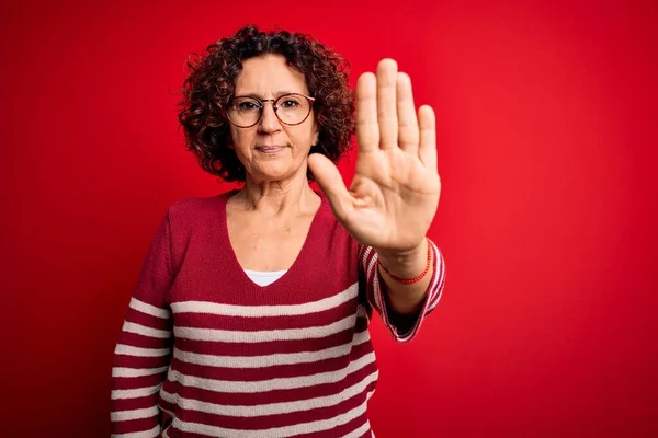 Orta Yaşlı Güzel Kıvırcık Saçlı Kadın Kırmızı Arka Planda Sıradan — Stok fotoğraf