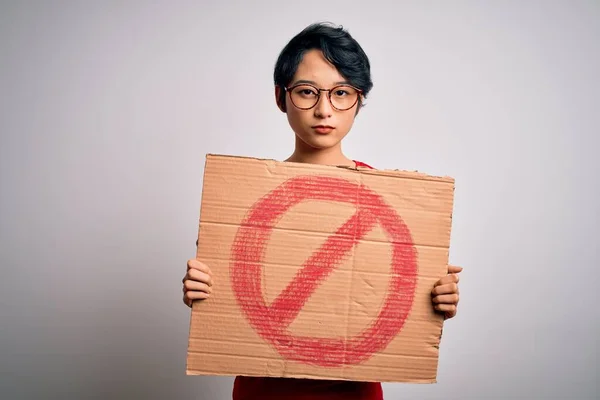Joven Hermosa Chica Asiática Sosteniendo Pancarta Con Señal Prohibida Sobre —  Fotos de Stock