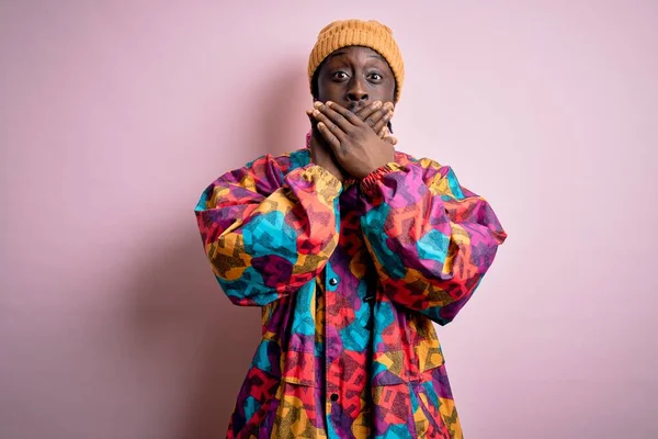 Jovem Homem Afro Americano Bonito Vestindo Casaco Colorido Boné Sobre — Fotografia de Stock