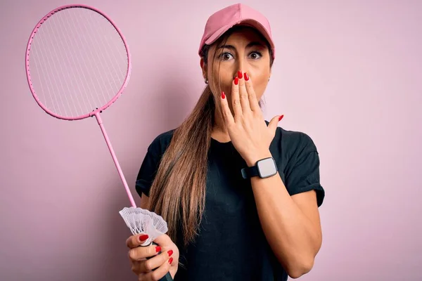 Jonge Mooie Brunette Sportvrouw Dragen Pet Spelen Badminton Houden Racket — Stockfoto