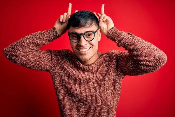 Joven Hombre Hispano Guapo Usando Gafas Nerd Sobre Fondo Rojo —  Fotos de Stock