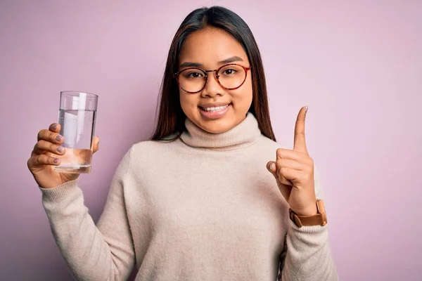 Jovem Asiática Bebendo Copo Água Para Refrescar Sobre Fundo Rosa — Fotografia de Stock