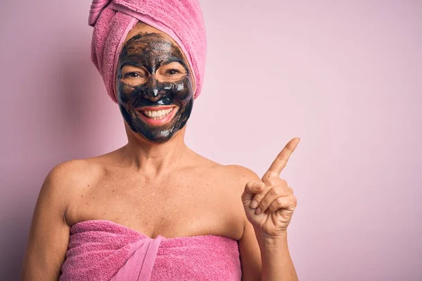 Mujer Morena Mediana Edad Con Máscara Belleza Negra Sobre Fondo — Foto de Stock