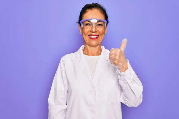 Middelbare Leeftijd Senior Wetenschapper Vrouw Dragen Jas Laboratoriumbril Paarse Achtergrond — Stockfoto