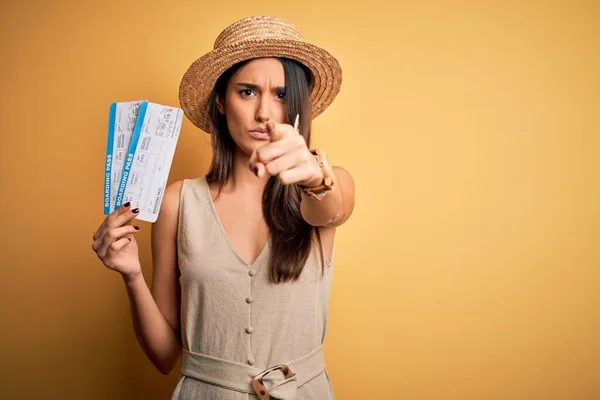 Joven Hermosa Mujer Turista Morena Vacaciones Con Sombrero Sosteniendo Tarjeta —  Fotos de Stock