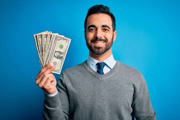 Joven Hombre Guapo Con Barba Sosteniendo Montón Billetes Dólares Sobre —  Fotos de Stock