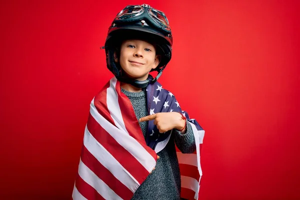 Fiatal Hazafias Kölyök Amerikai Zászlót Bukósisakot Visel Július Meglepett Arccal — Stock Fotó