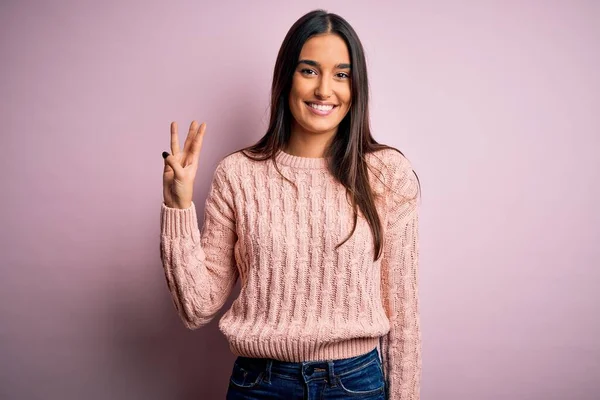 Jong Mooi Brunette Vrouw Dragen Casual Trui Geïsoleerde Roze Achtergrond — Stockfoto