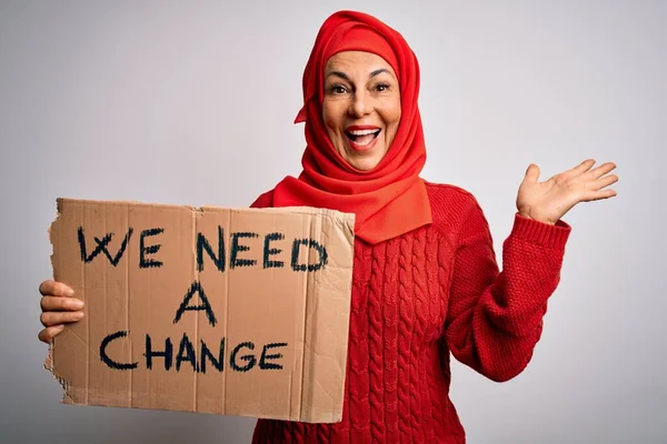 Frau Mittleren Alters Muslimischen Hijab Die Nach Veränderung Verlangt Und — Stockfoto