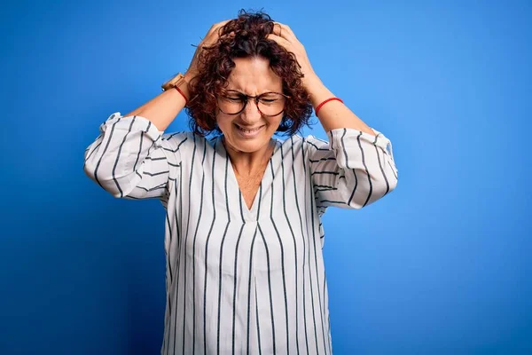 Mulher Cabelo Encaracolado Bonita Meia Idade Vestindo Camisa Listrada Casual — Fotografia de Stock