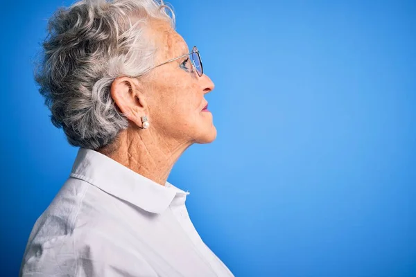 Senior Vacker Kvinna Bär Elegant Skjorta Och Glasögon Över Isolerad — Stockfoto