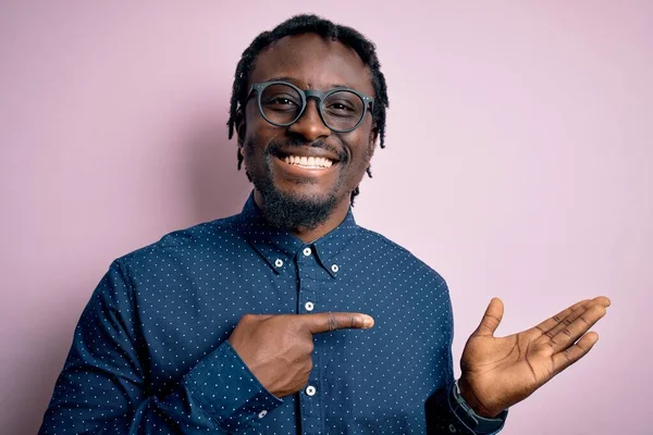 Jovem Homem Afro Americano Bonito Vestindo Camisa Casual Óculos Sobre — Fotografia de Stock