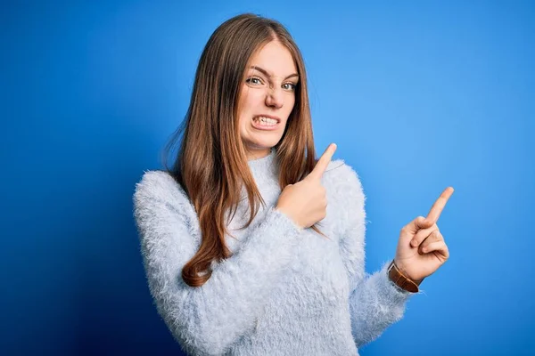 Jonge Mooie Roodharige Vrouw Draagt Casual Trui Geïsoleerde Blauwe Achtergrond — Stockfoto