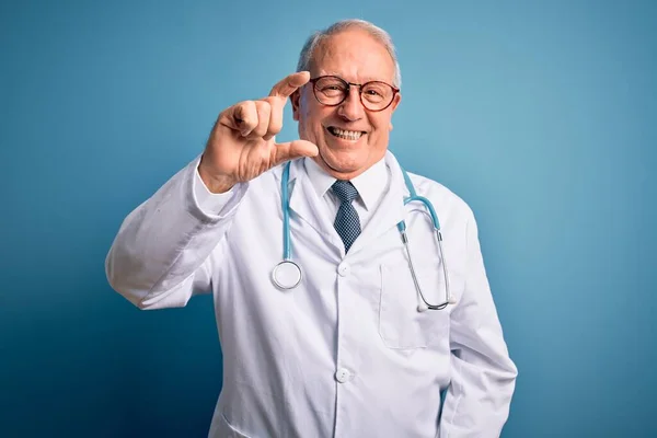 Senior Grey Haired Doctor Man Wearing Stethoscope Medical Coat Blue — Stock Photo, Image