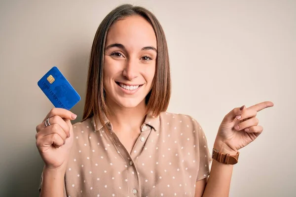 Młoda Piękna Kobieta Klient Trzyma Kartę Kredytową Zapłaty Białym Tle — Zdjęcie stockowe