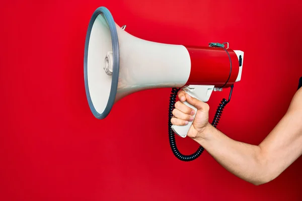 Mooie Hand Van Mens Met Megafoon Geïsoleerde Rode Achtergrond — Stockfoto