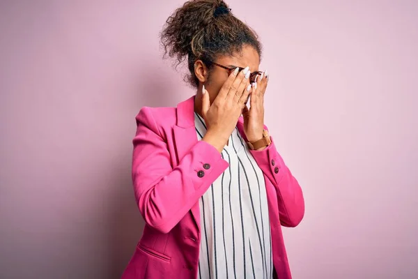 Vacker Afrikansk Amerikansk Affärskvinna Bär Jacka Och Glasögon Över Rosa — Stockfoto