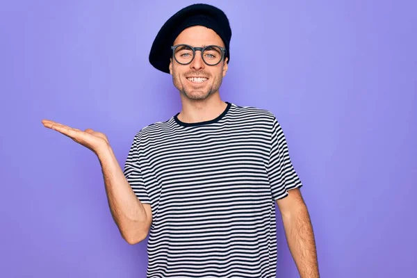 Bonito Homem Com Olhos Azuis Vestindo Camiseta Listrada Boina Francesa — Fotografia de Stock