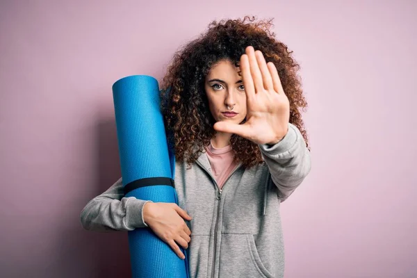 Fiatal Gyönyörű Sportos Göndör Haj Piercing Holding Mat Csinál Jóga — Stock Fotó