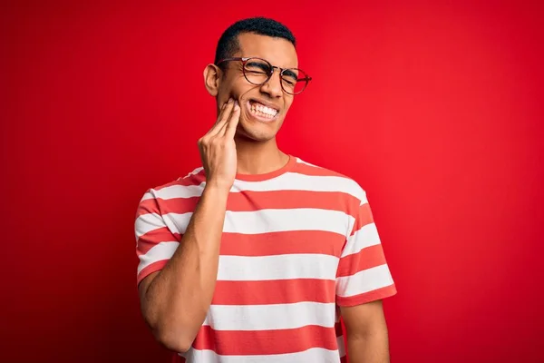 Jovem Afro Americano Bonito Vestindo Camiseta Listrada Casual Óculos Tocando — Fotografia de Stock