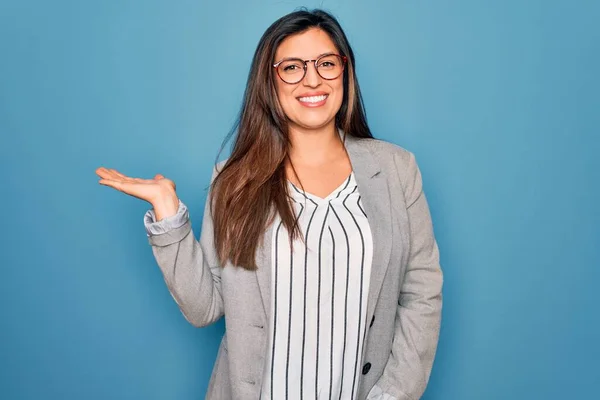 Junge Hispanische Geschäftsfrau Mit Brille Steht Vor Blauem Hintergrund Und — Stockfoto