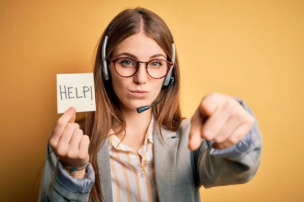 Junge Rothaarige Callcenter Agentin Überarbeitet Mit Headset Das Ihr Hilft — Stockfoto