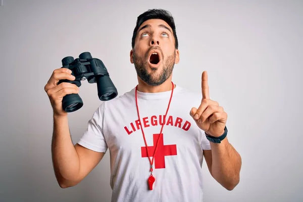 Joven Salvavidas Con Barba Vistiendo Camiseta Con Cruz Roja Gafas — Foto de Stock