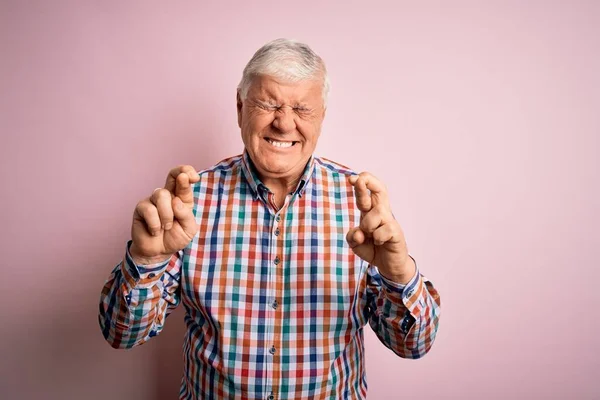 Senioren Knappe Man Met Casual Kleurrijk Shirt Geïsoleerde Roze Achtergrond — Stockfoto