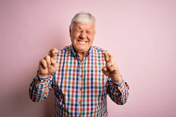 Senior Stilig Hoary Man Bär Casual Färgglad Skjorta Över Isolerade — Stockfoto