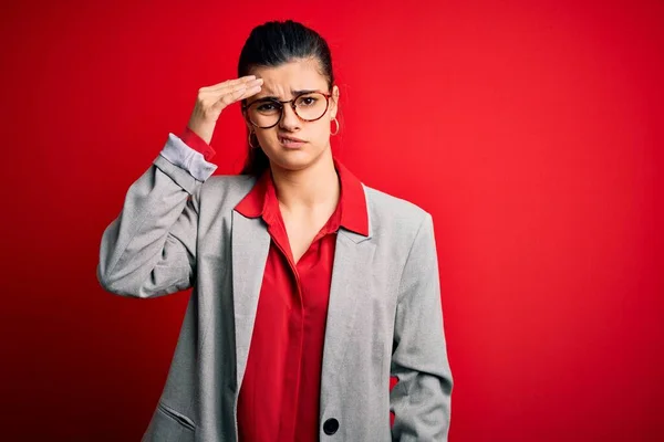 Junge Schöne Brünette Geschäftsfrau Trägt Jacke Und Brille Über Rotem — Stockfoto