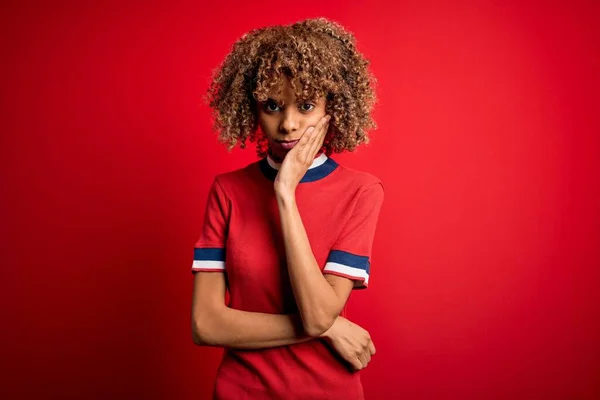 Joven Mujer Afroamericana Hermosa Con Camiseta Casual Pie Sobre Fondo —  Fotos de Stock