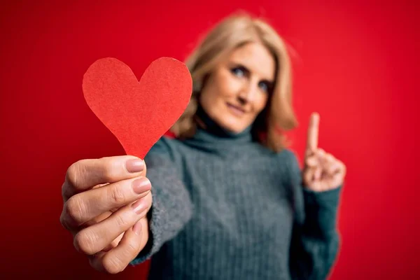 Mittelalter Schöne Blonde Romantische Frau Mit Rotem Papierherz Feiert Valentinstag — Stockfoto