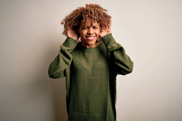 Hermosa Mujer Afroamericana Con Pelo Rizado Usando Suéter Casual Sobre — Foto de Stock