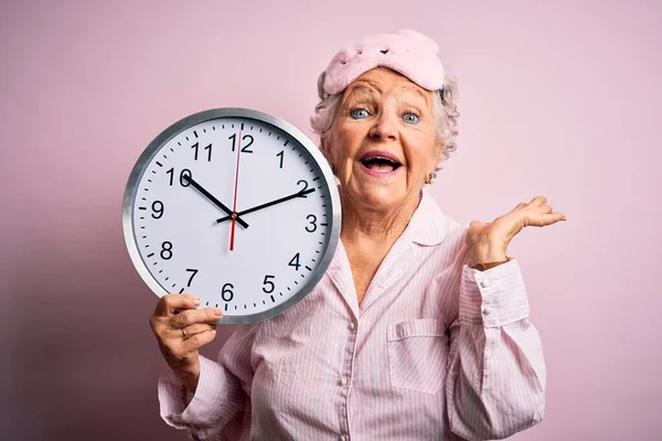 Senior Schöne Frau Trägt Schlafmaske Hält Große Uhr Über Isoliertem — Stockfoto