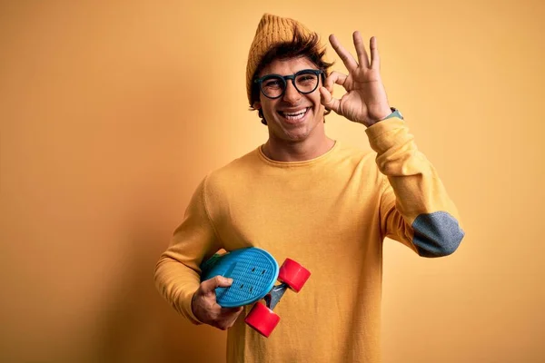 Mladý Pohledný Student Muž Drží Brusle Nosí Brýle Přes Izolované — Stock fotografie